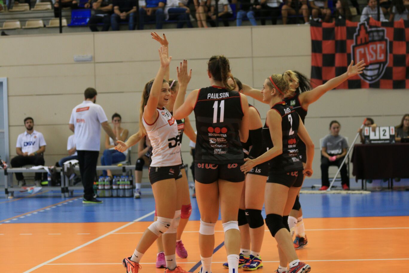 Les jugadores del DSV CV Sant Cugat celebrant un punt del partit contra el CVB Barça. FOTO: Lali Álvarez