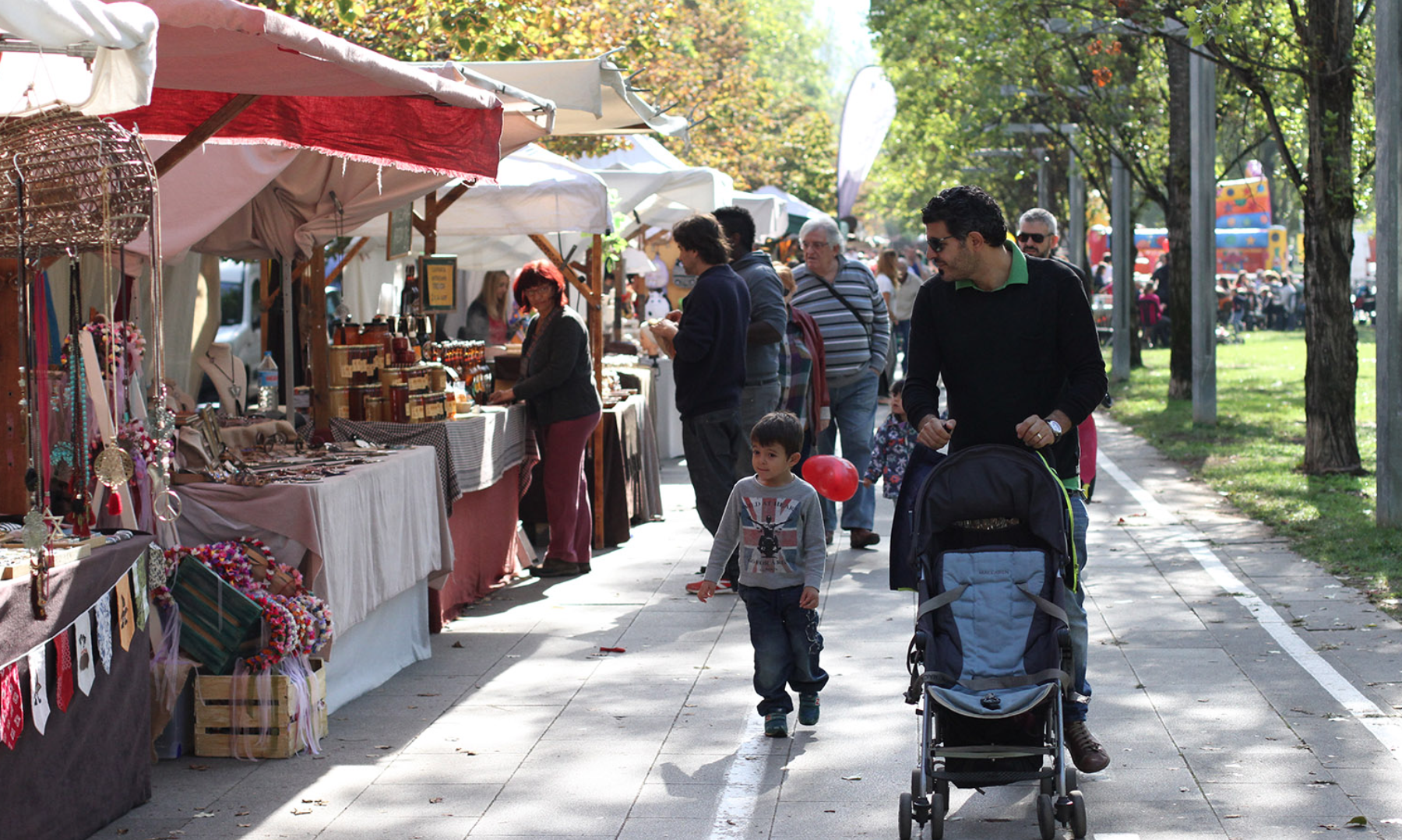 Les parades de comerços artesanals estaran obertes tot el cap de setmana al passeig de Francesc Macià FOTO: Haidy Blanch