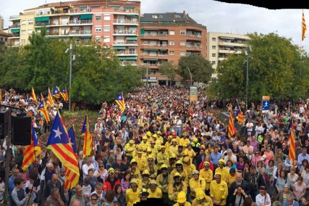 Sant Cugat sortia al carrer per rebutjar la violència el 3 d'octubre. FOTO: Jordi Garcia