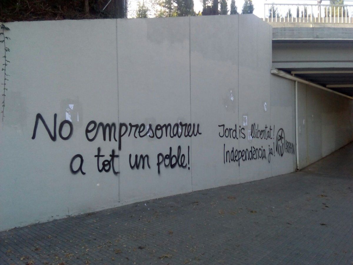 Una altra pintada d'Arran en suport a S&aacute;nchez i Cuixart FOTO: Arran