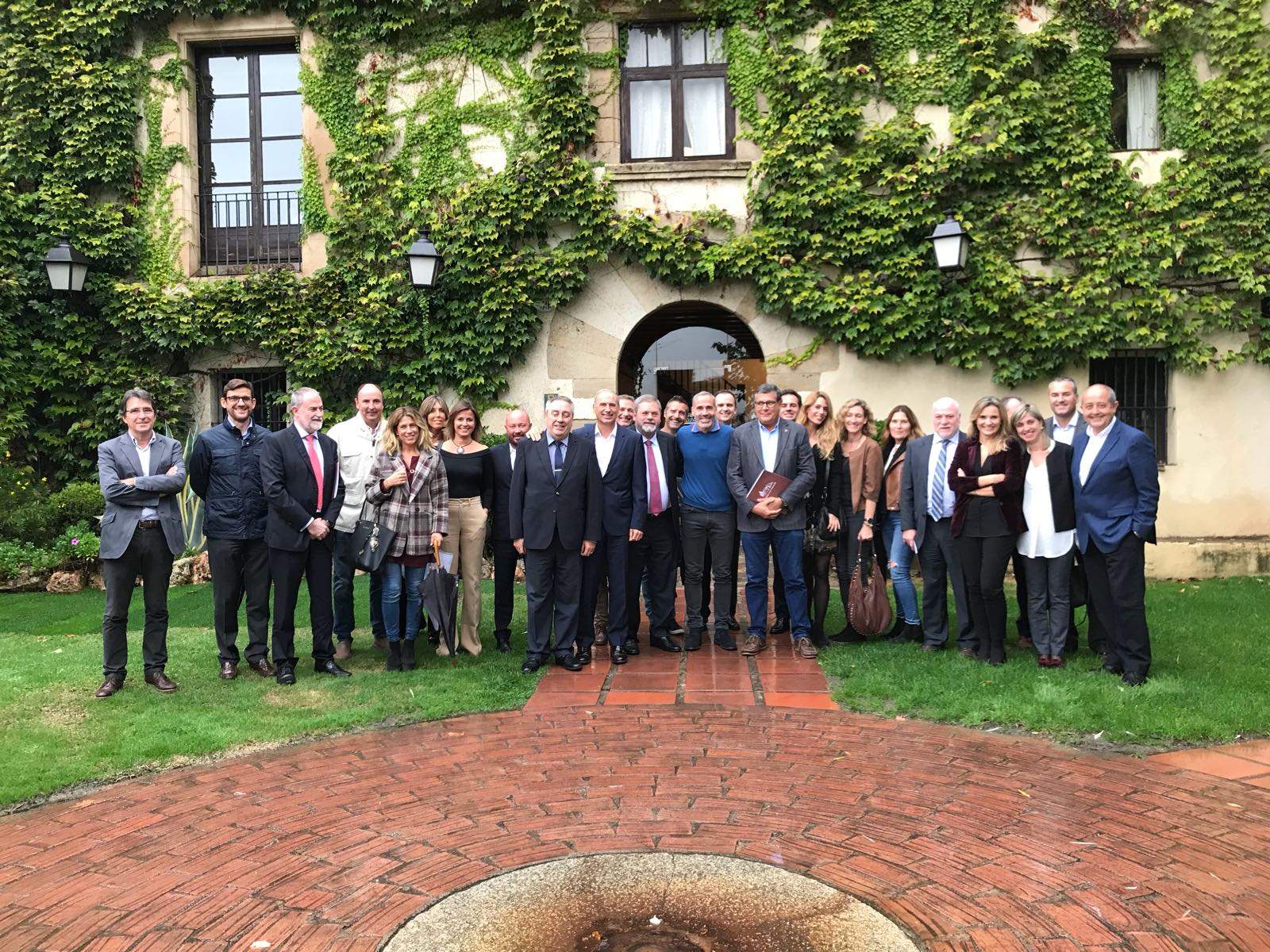 La trentena d'empresaris catalans s'han citat a la Masia Can Ametller de Sant Cugat. FOTO: Cedida