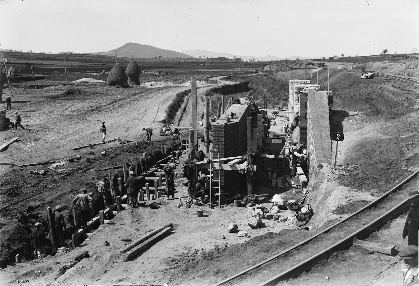 La construcció d'una estació FOTO: Arxiu històric d'FGC 