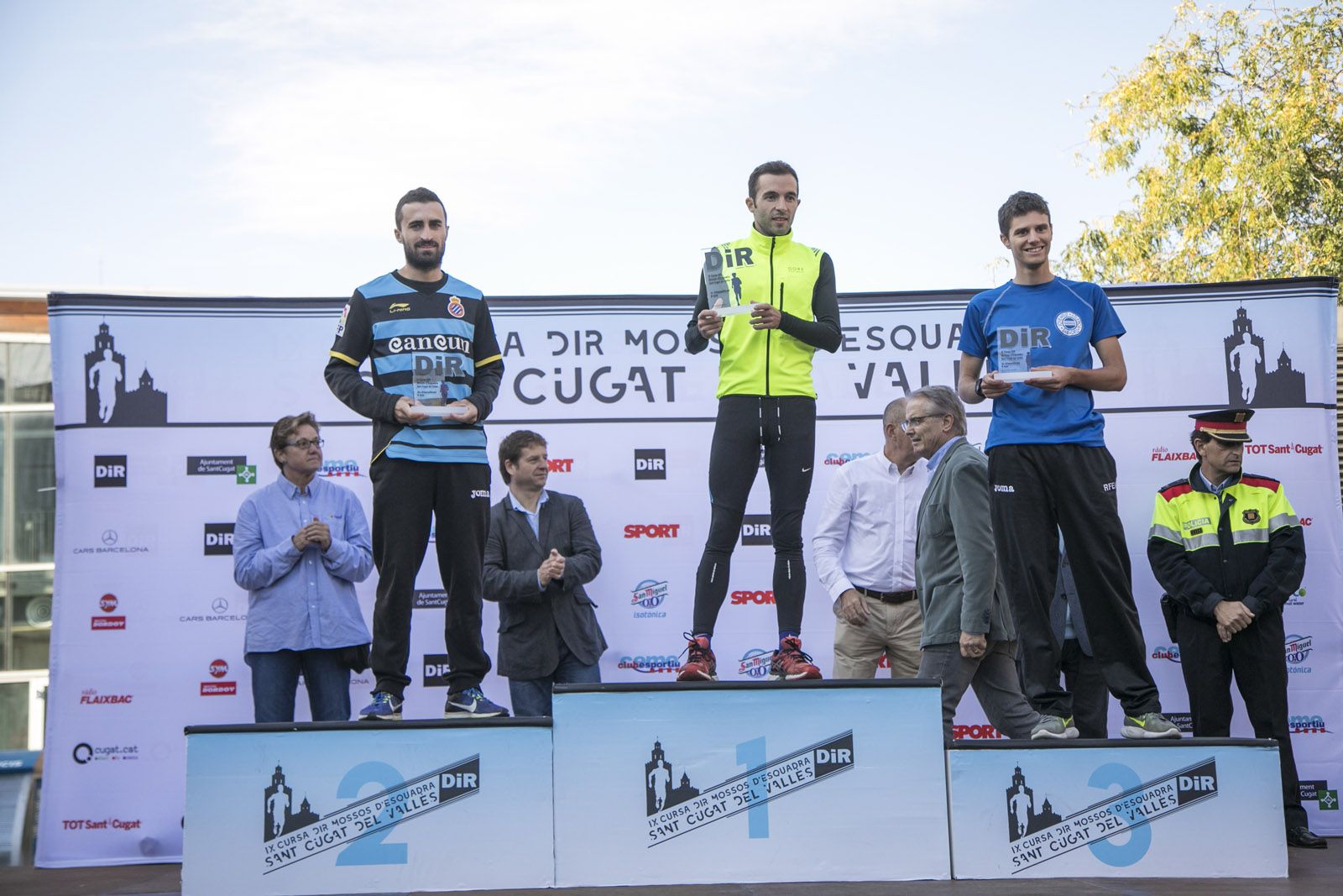 Pablo García Ramos, al mig; Josep Díaz, a l'esquerre, i Francesc Aguilà, a la dreta, podis santcugatencs en la cursa de 5 quilòmetres. FOTO: Lali Puig