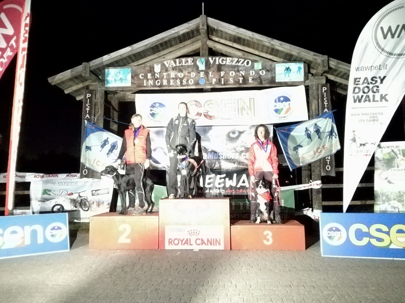 Olga &Aacute;lvarez, al mig de la imatge, al podi. FOTO: Cedida