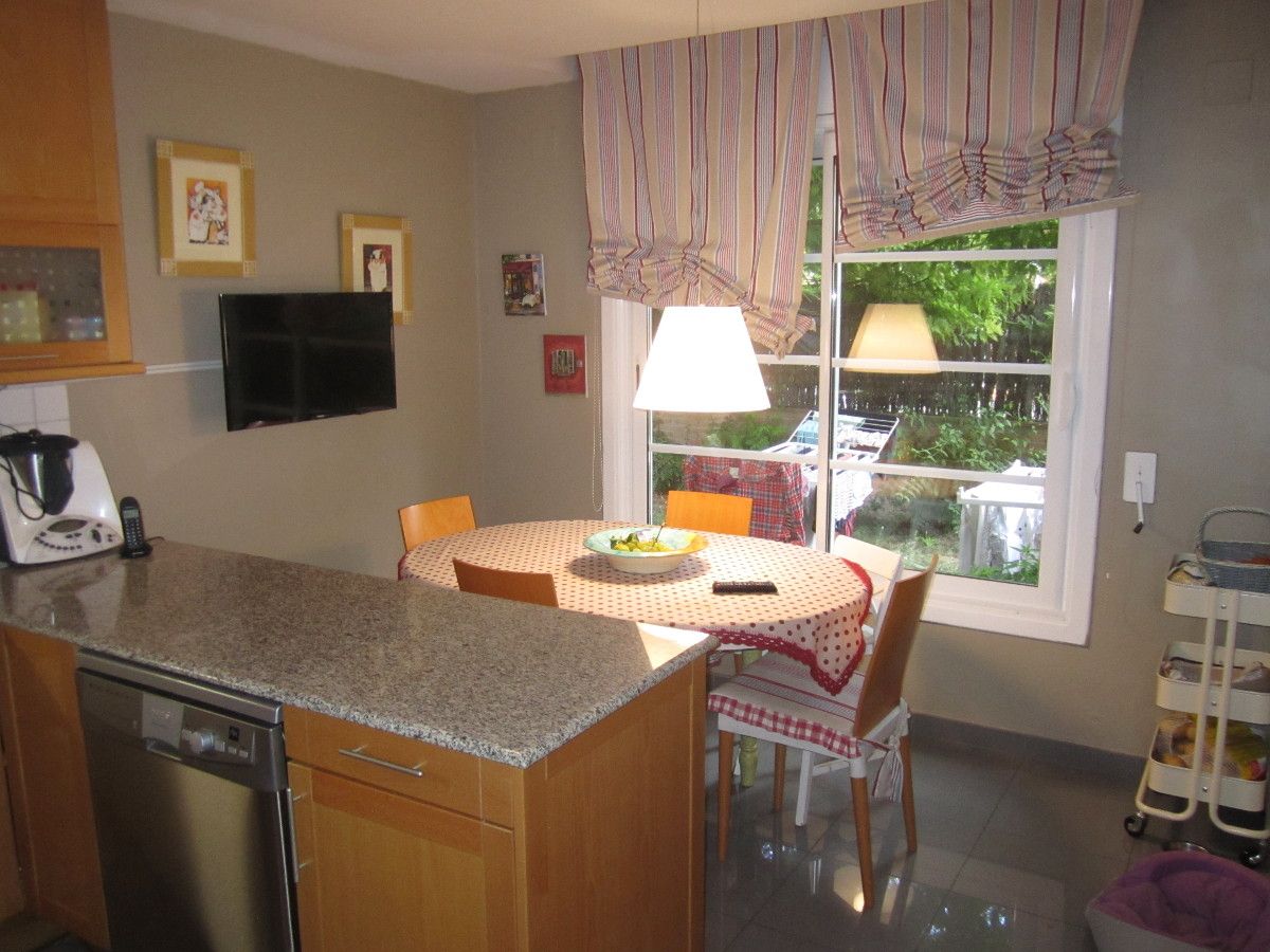 La cuina compta amb un espai per fer &agrave;pats FOTO: Cedida