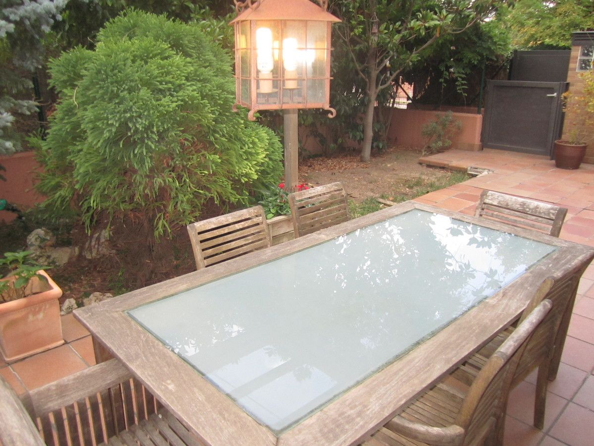 La casa t&eacute; una zona on fer apats a l'aire lliure FOTO: Cedida