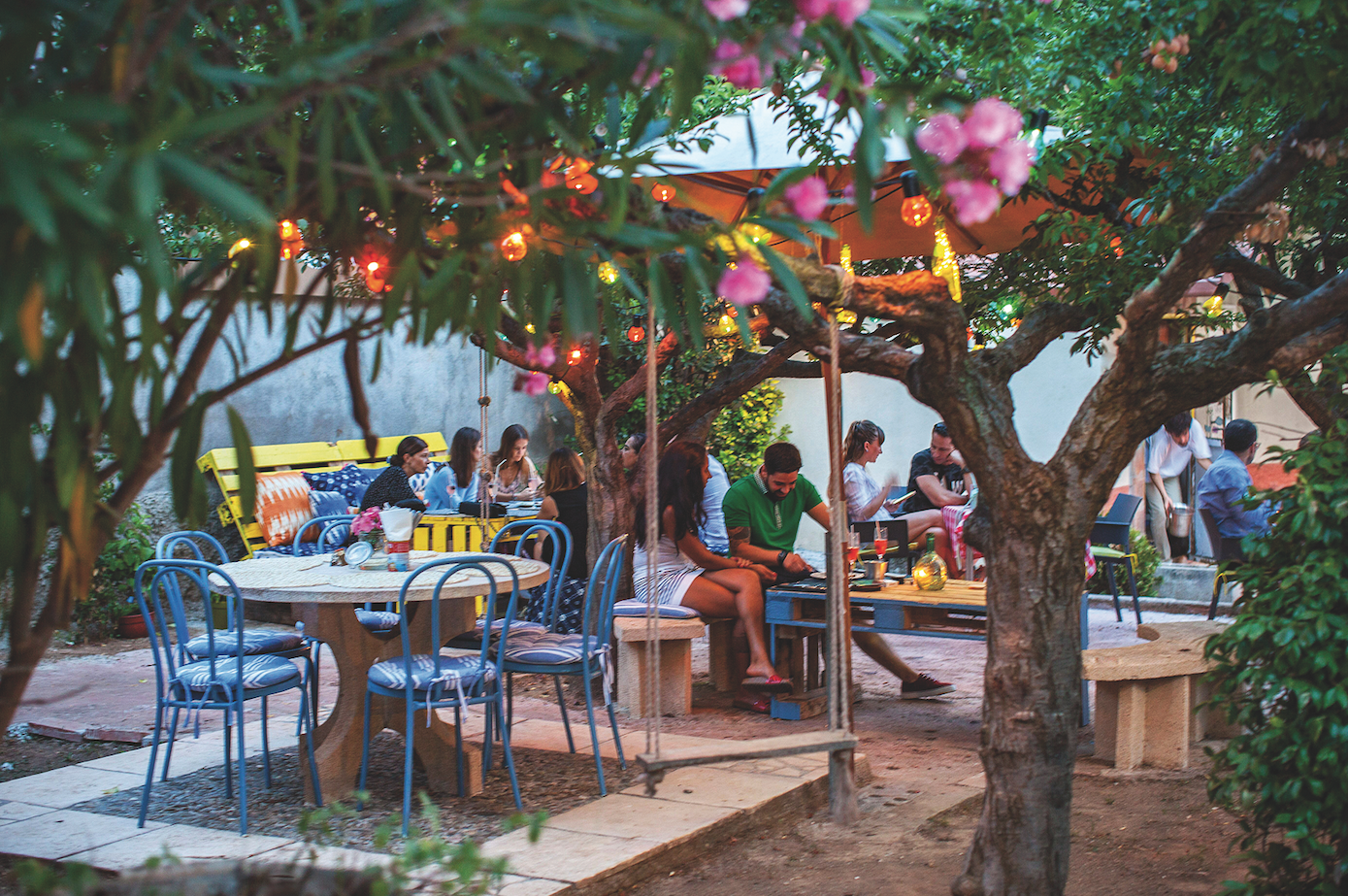 El jardí del restaurant és un lloc ideal per dinar o sopar FOTO: Artur Ribera