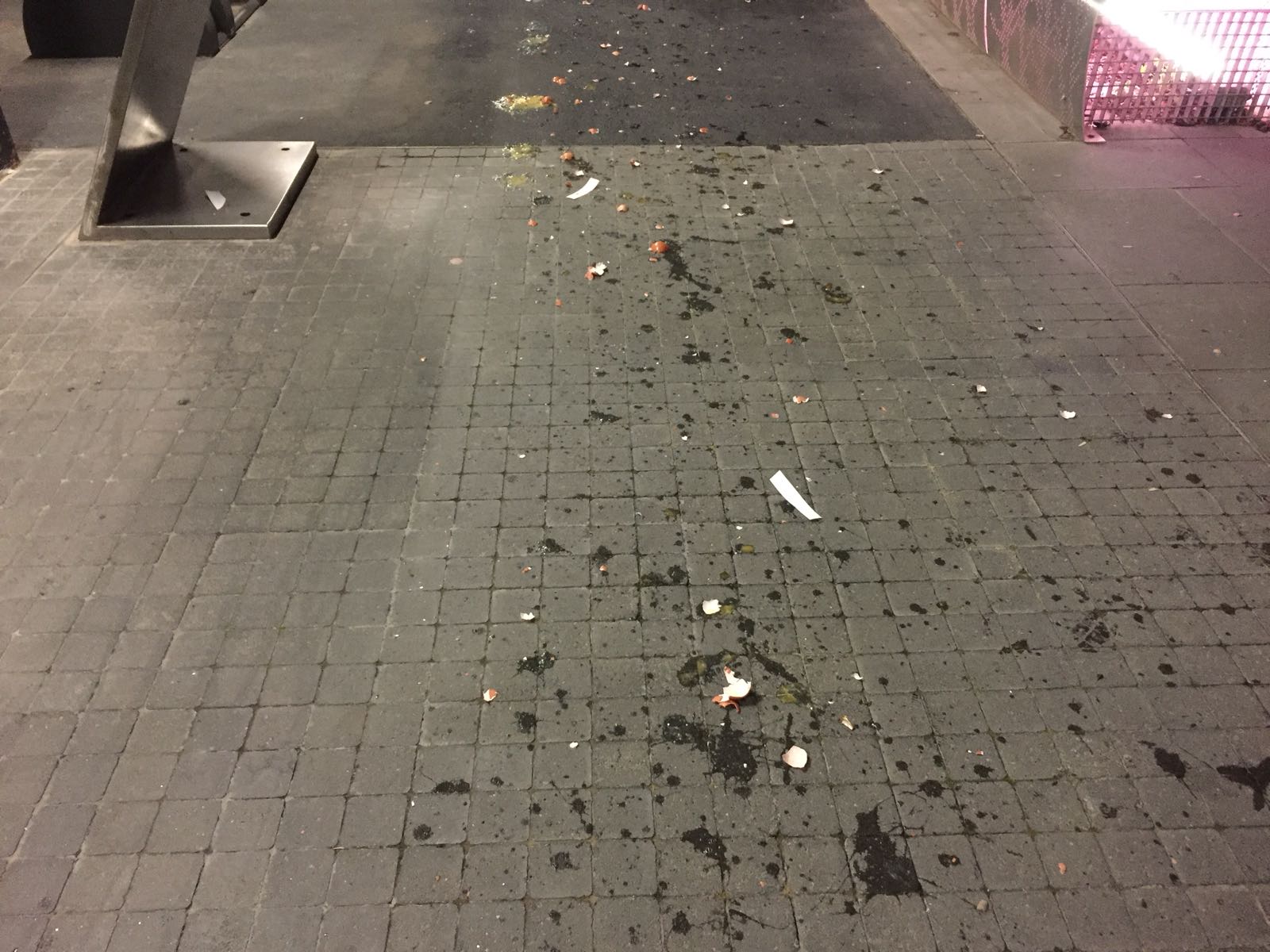 Restes d'ous que han quedat a la pla&ccedil;a de la Vila