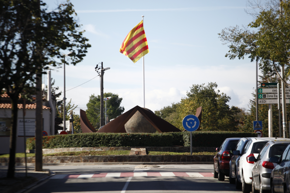Can Cadena, a Valldoreix, amb la bandera catalana