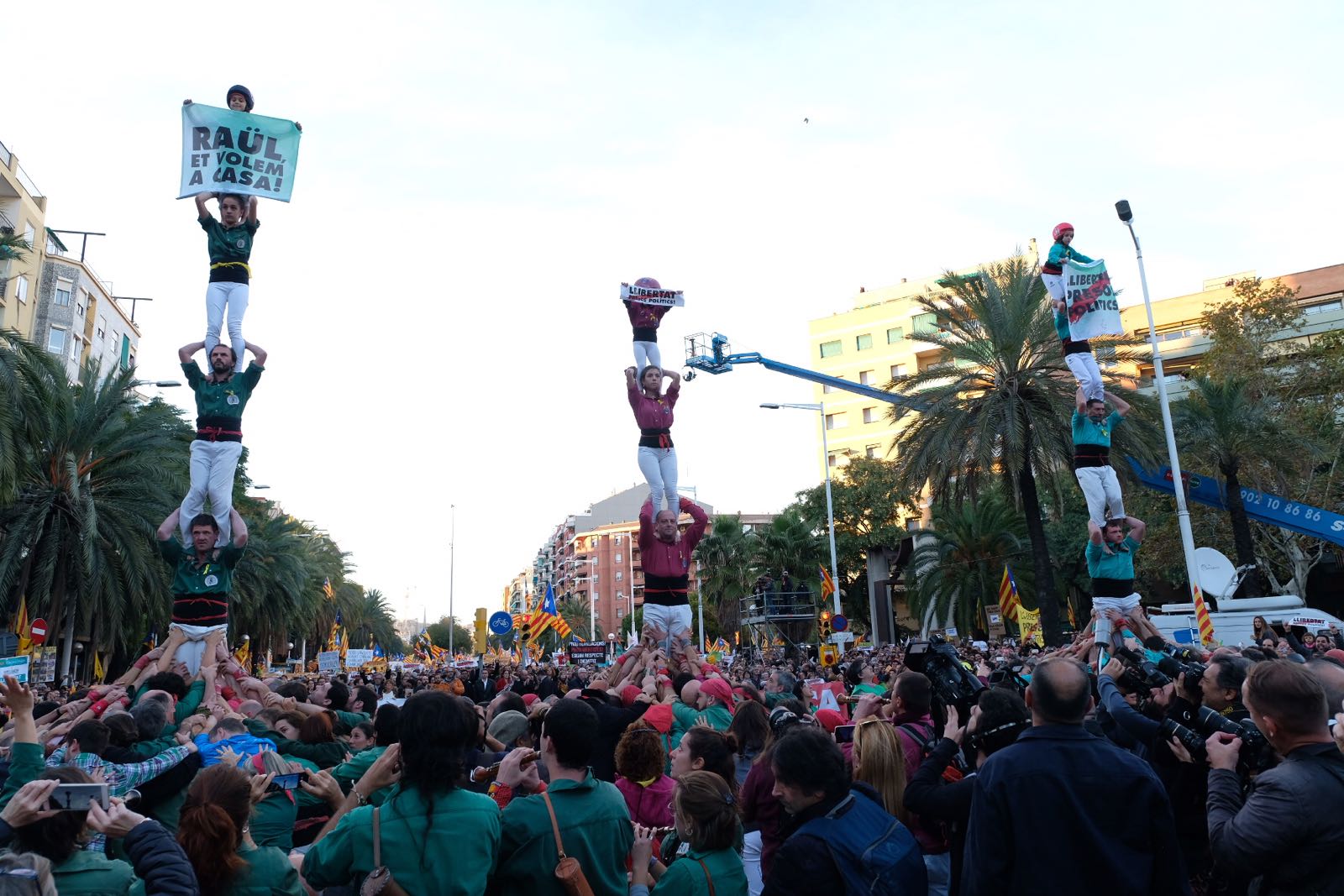 Els Gausacs fent un pilar amb altres colles FOTO: Jordi Borr&agrave;s 