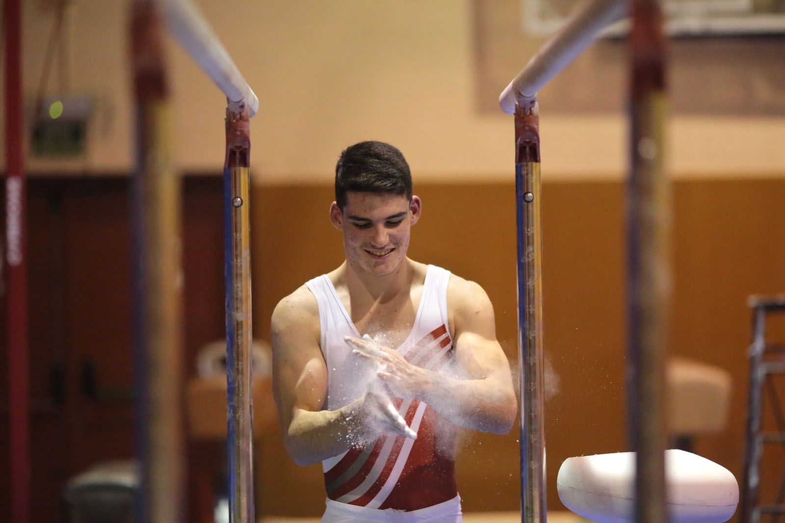 Albert Félez té 16 anys i des dels 6 que practica la gimnàstica artística al GAER. FOTO: Artur Ribera