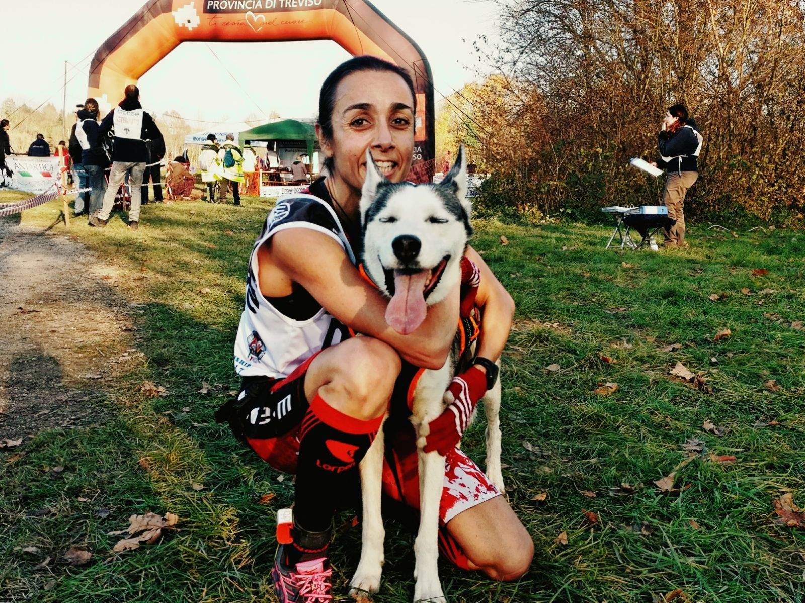 Olga &Aacute;lvarez amb el seu gos hasky Sheppard. FOTO: Cedida