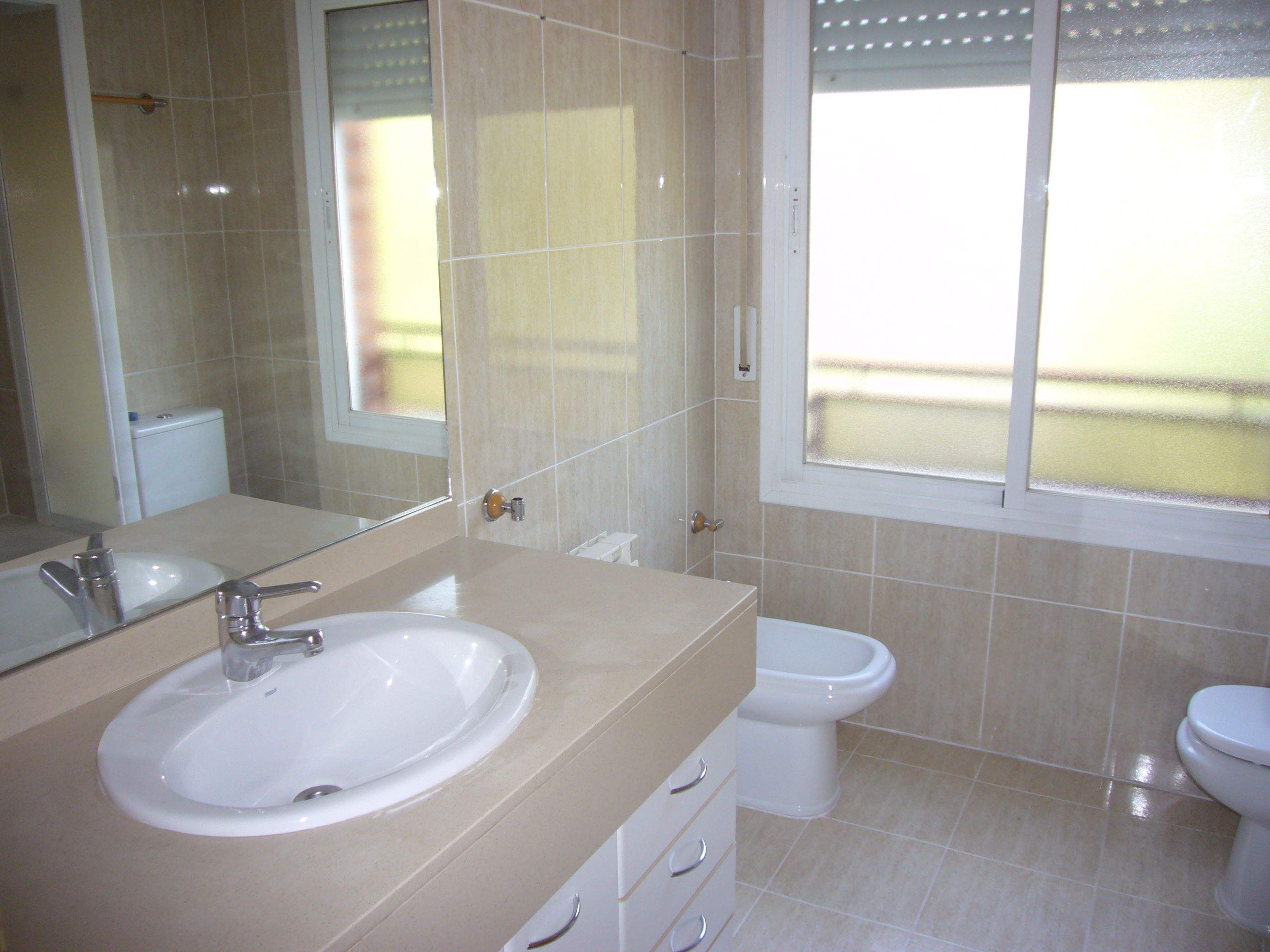 Un dels tres lavabos amb els que compta l'edificaci&oacute; FOTO: Cedida