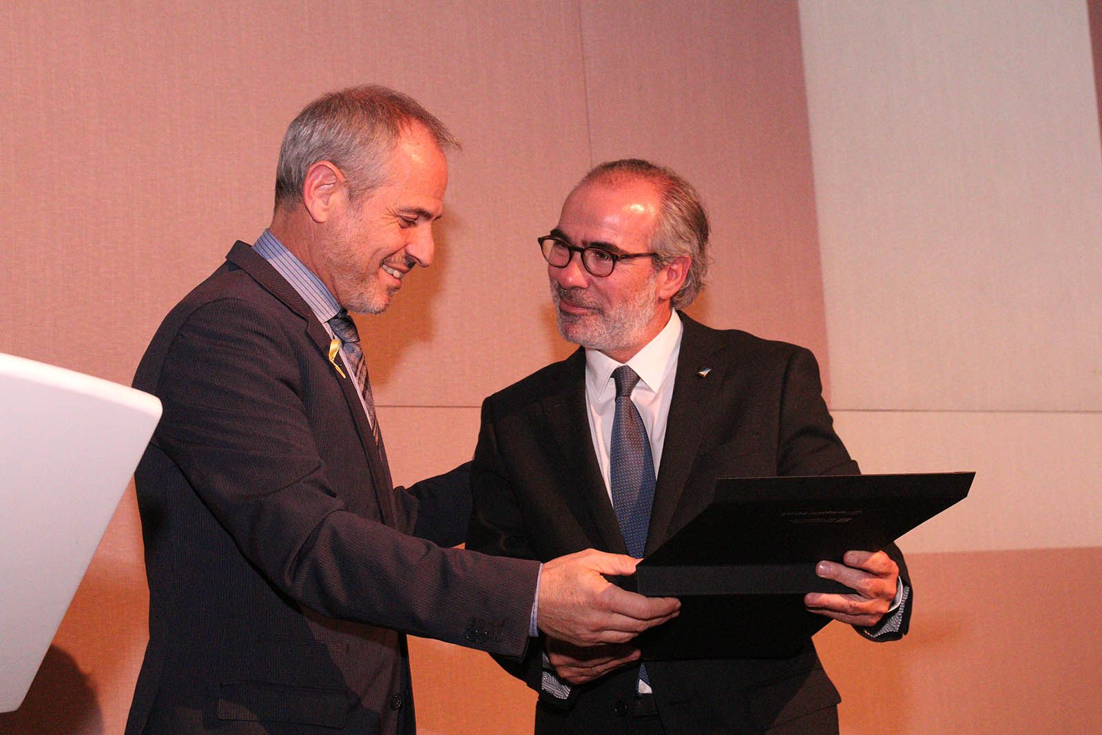 La Generalitat de Catalunya ha lliurat una placa commemorativa al Junior FC. FOTO: Lali &Aacute;lvarez
