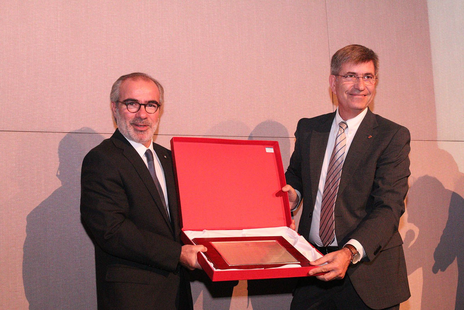 Rafa Espino ha rebut una placa de Xavi Adell, president de la Federaci&oacute; Catalana de Hockey. FOTO: Lali &Aacute;lvarez