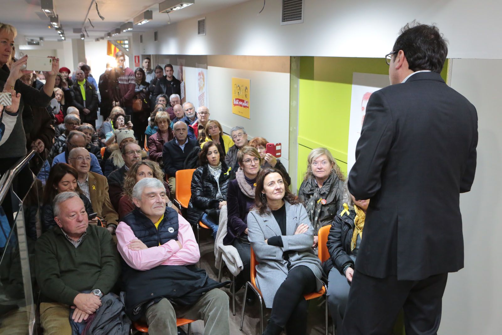 Rull a la seu de Junts per Catalunya a Sant Cugat FOTO: Artur Ribera