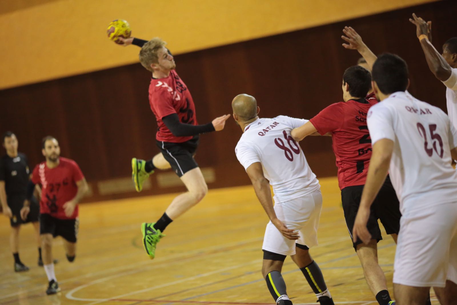 El CH Sant Cugat va perdre (16-37) contra la selecci&oacute; absoluta de Qatar. FOTO: Artur Ribera