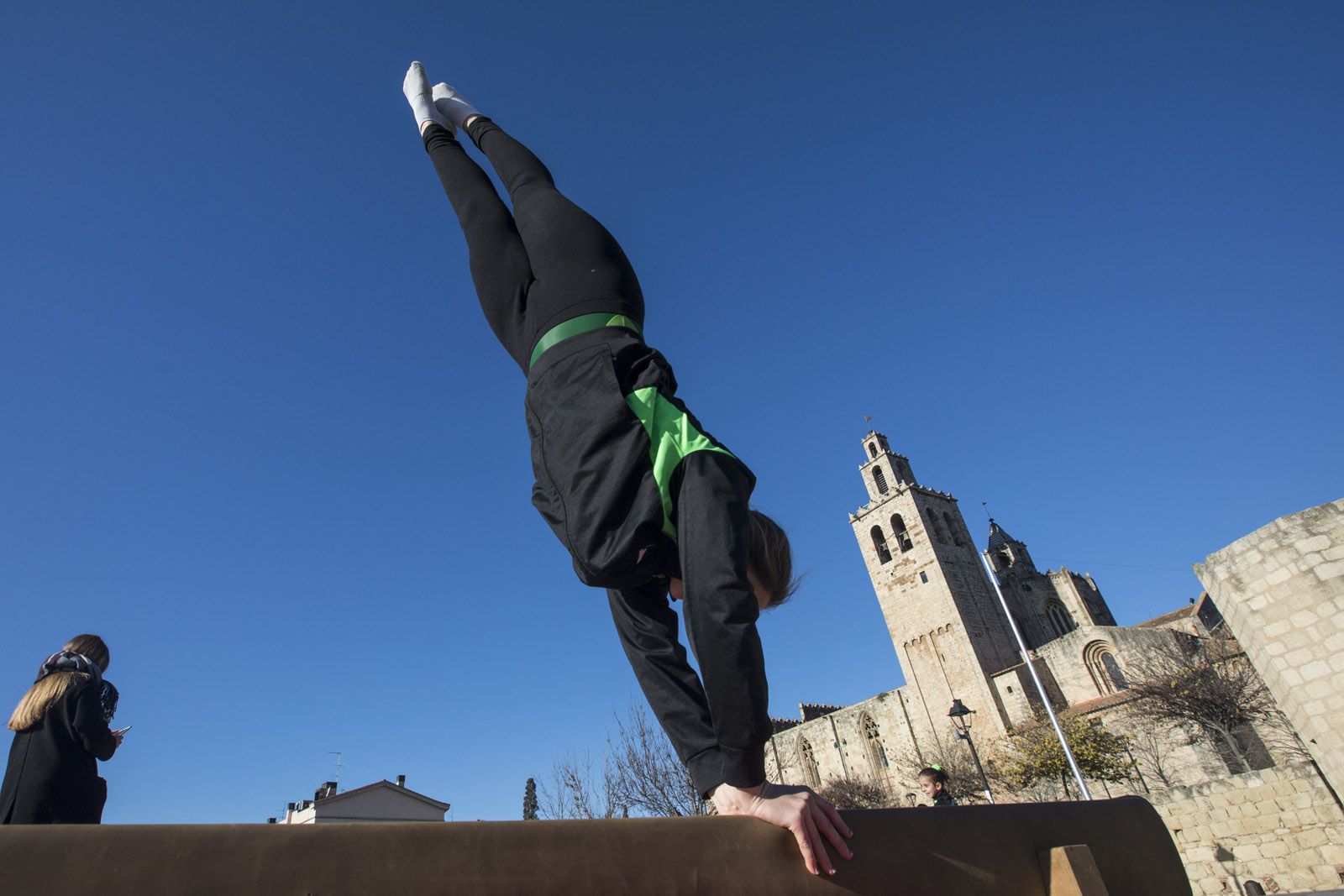 Un dels exercicis que han fet les gimnastes del Club Artística Sant Cugat. FOTO: Lali Puig