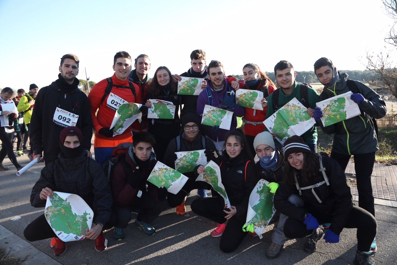 Alguns dels participants, amb el mapa. FOTO: Lali Puig