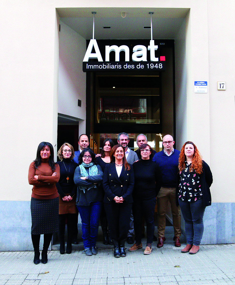 Part de l'equip d'Amat a l'exterior de les noves oficines. Foto: Lali Puig