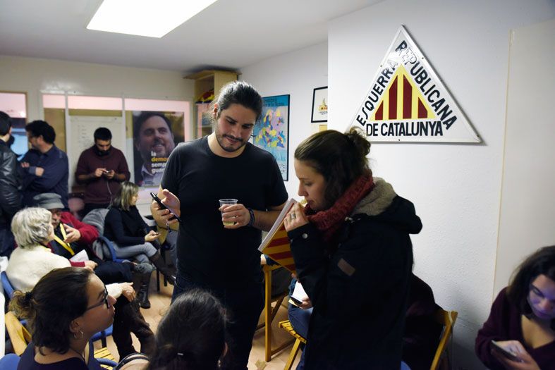 ERC fent el seguiment a la seva seu. FOTO: Bernat Millet ERC fent el seguiment a la seva seu. FOTO: Bernat Millet