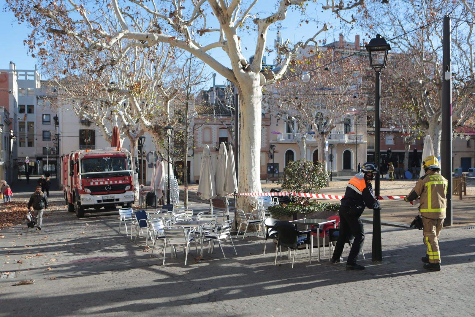 Actuaci&oacute; per la caiguda dels llums de la pla&ccedil;a de Barcelona FOTO: Artur Ribera