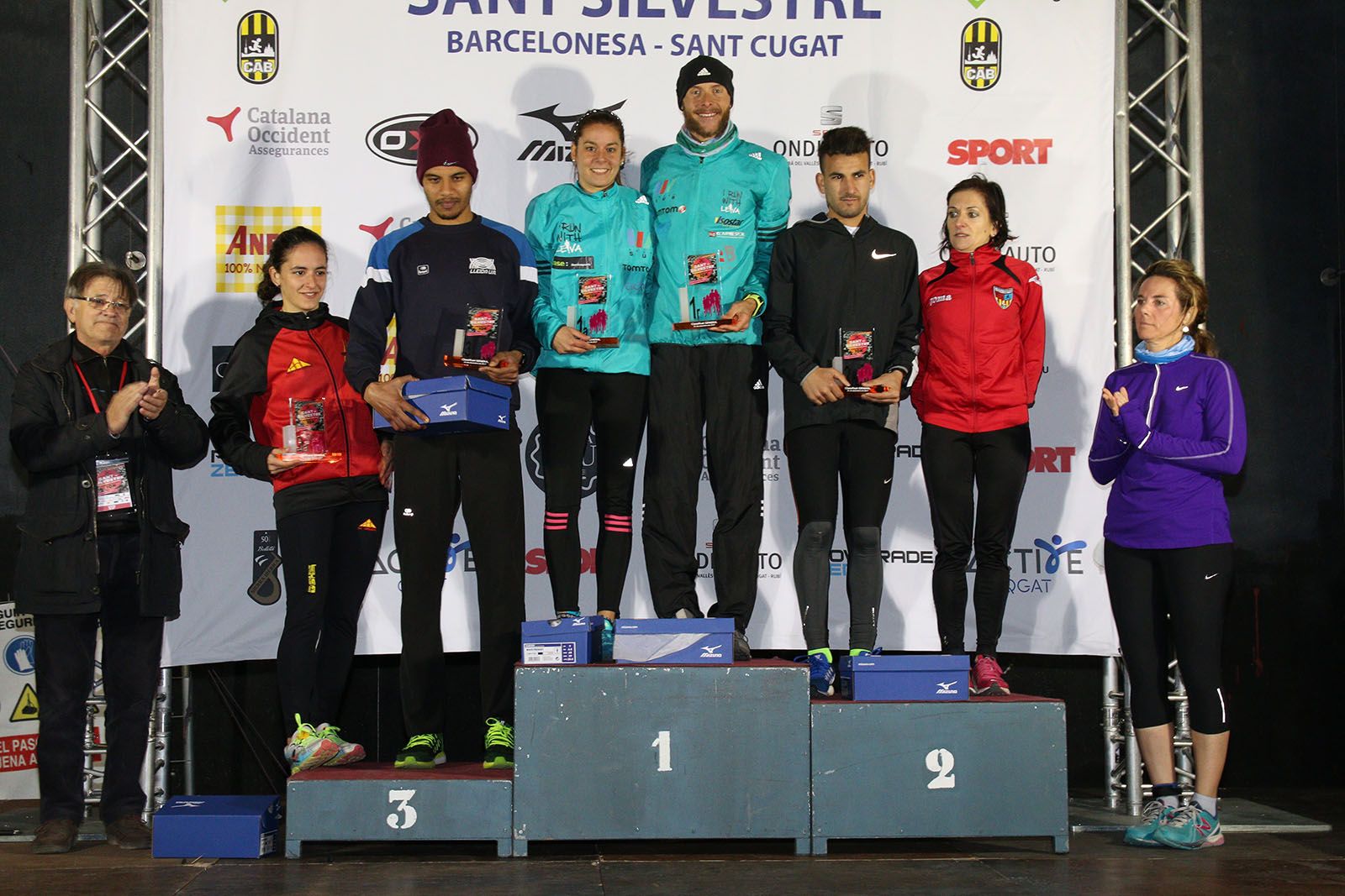 Podi masculí i femení de la Sant Silvestre. FOTO: Lali Álvarez