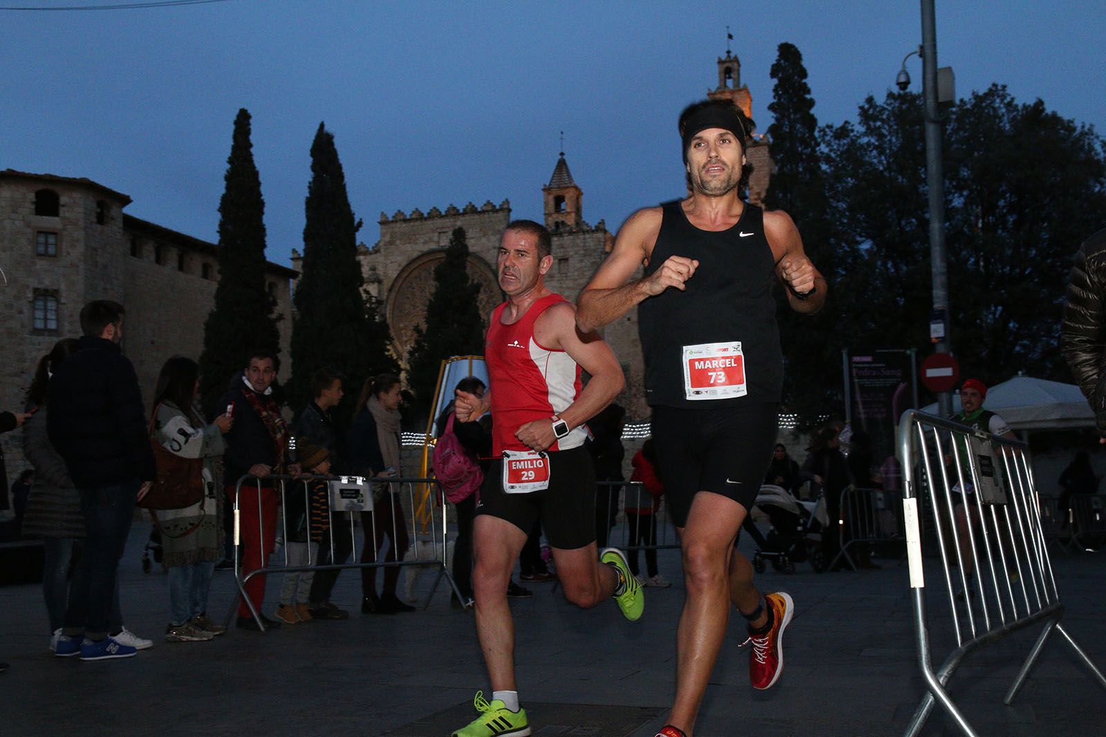 La cursa al seu pas pel Monestir. FOTO: Lali Álvarez