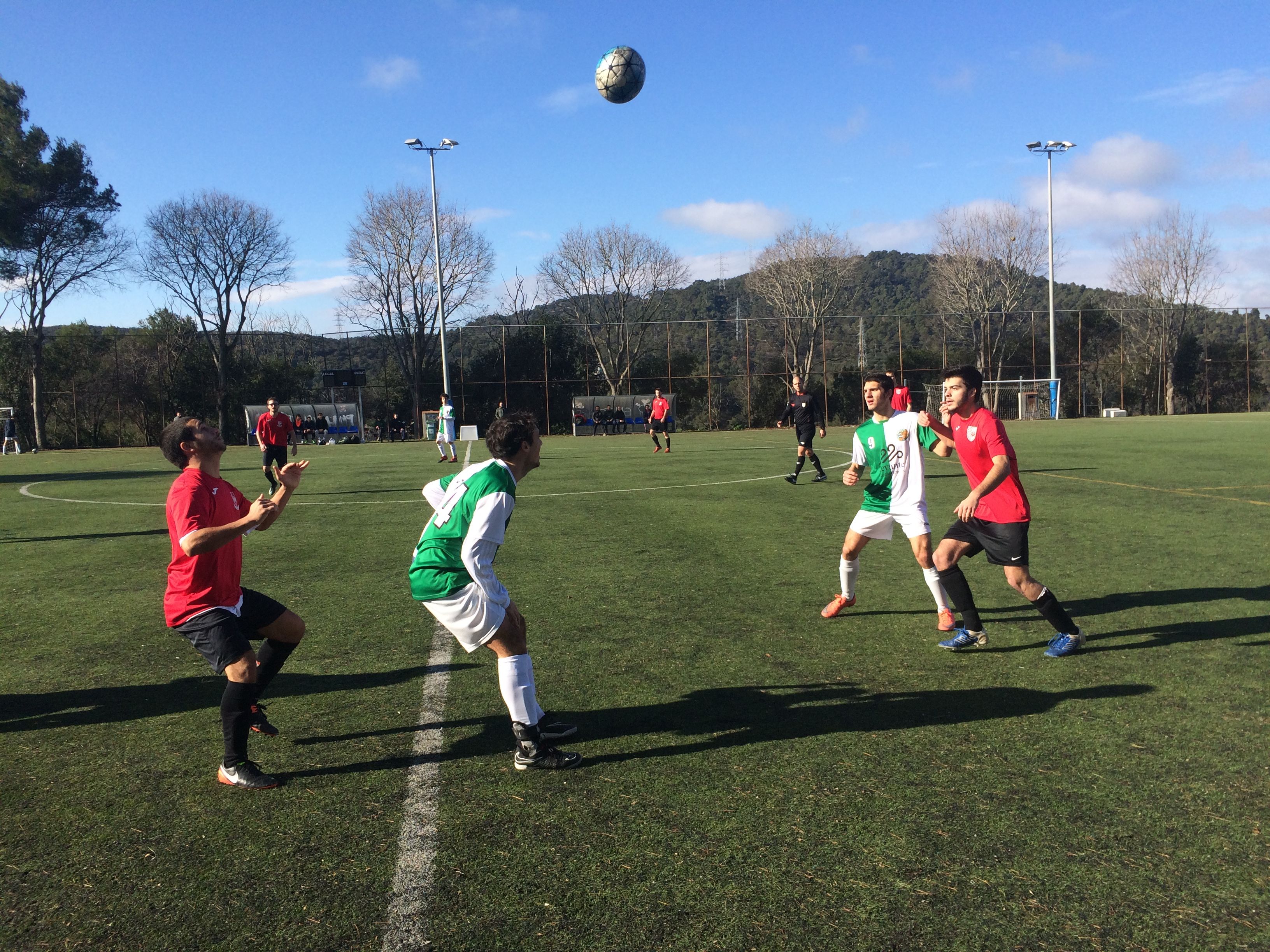 El partit s'ha jugat al Camp Municipal de Futbol de Vallvidrera. FOTO: À. L. P.