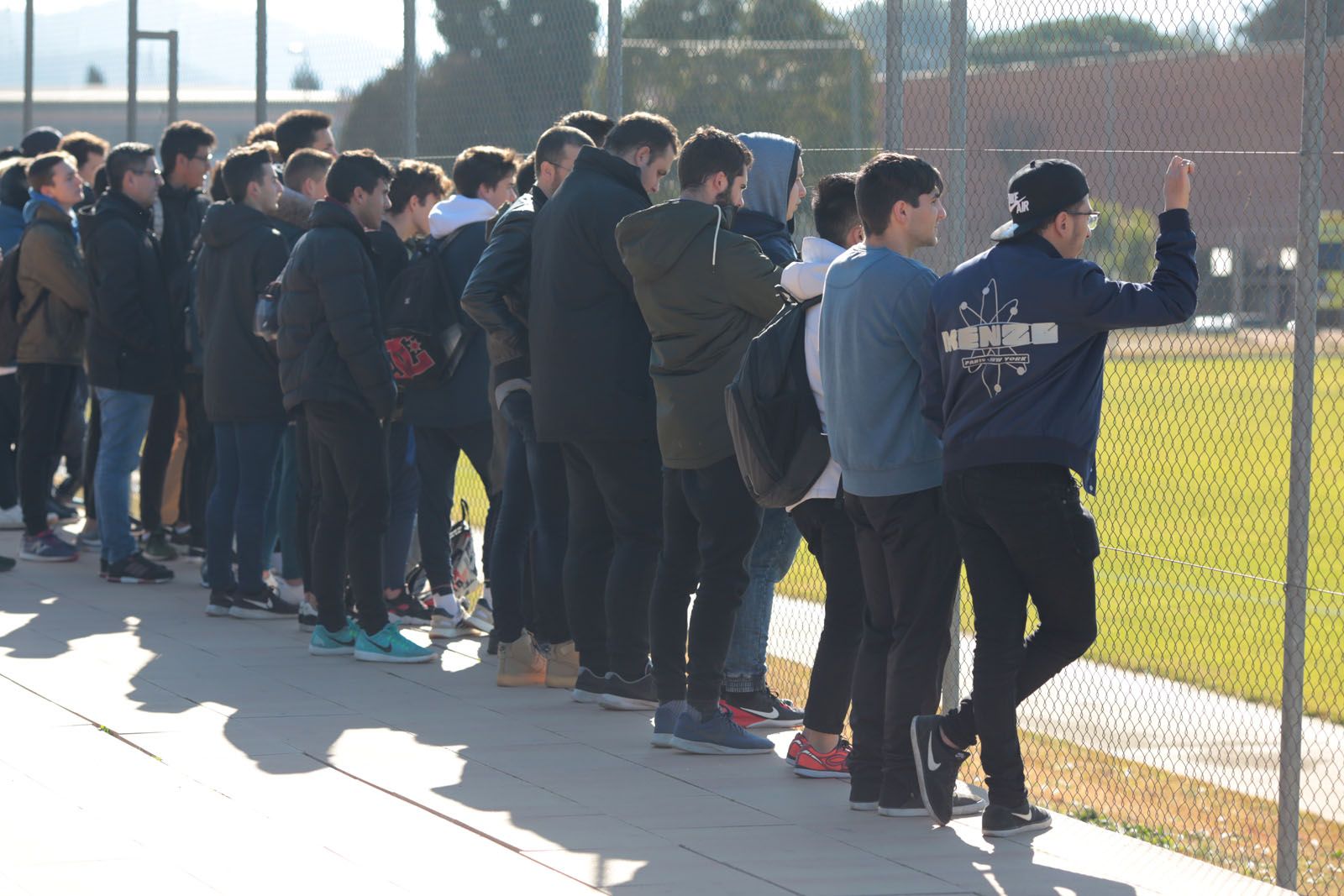 Molts curiosos s'han apropat al CAR de Sant Cugat per seguir en directe l'entrenament del Tottenham. FOTO: Artur Ribera