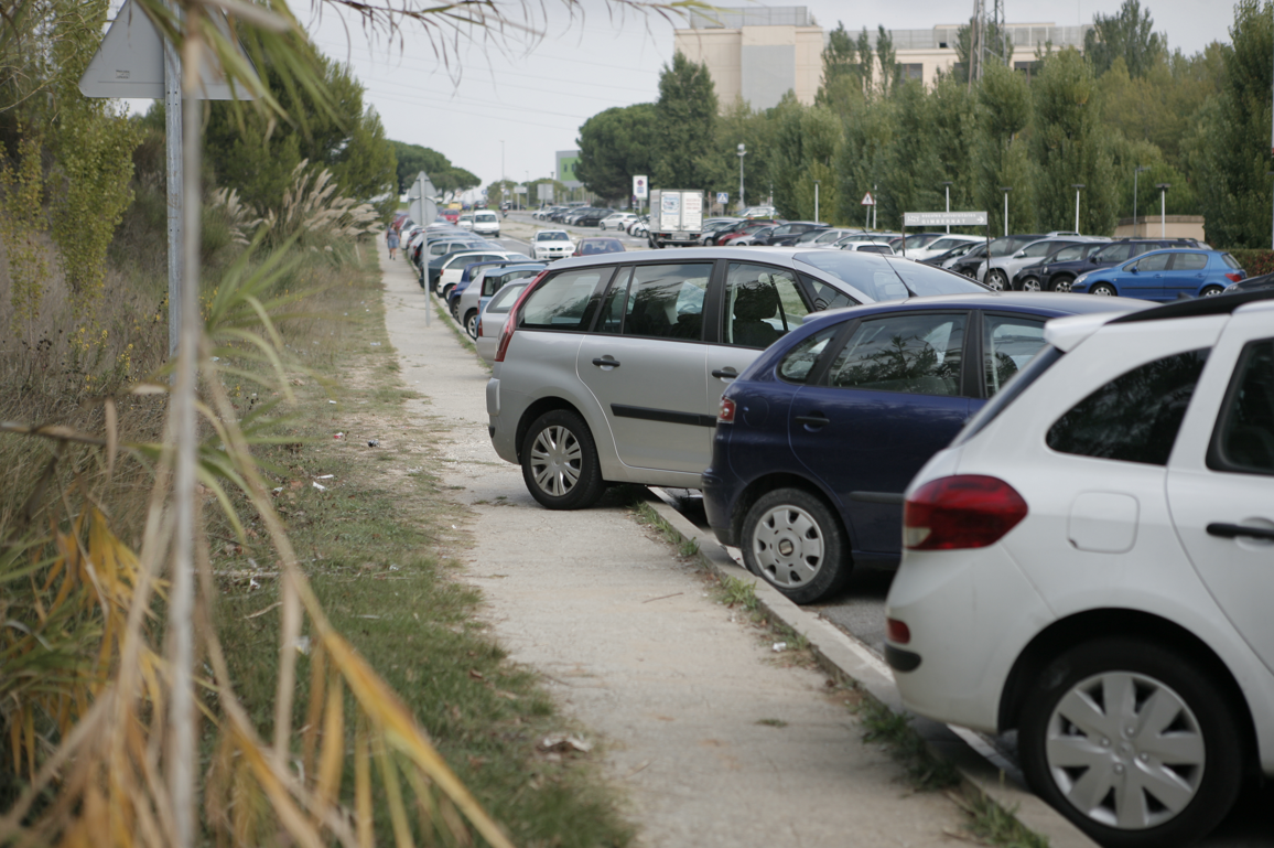 L'aparcament, un problema a Can Sant Joan FOTO: Artur Ribera