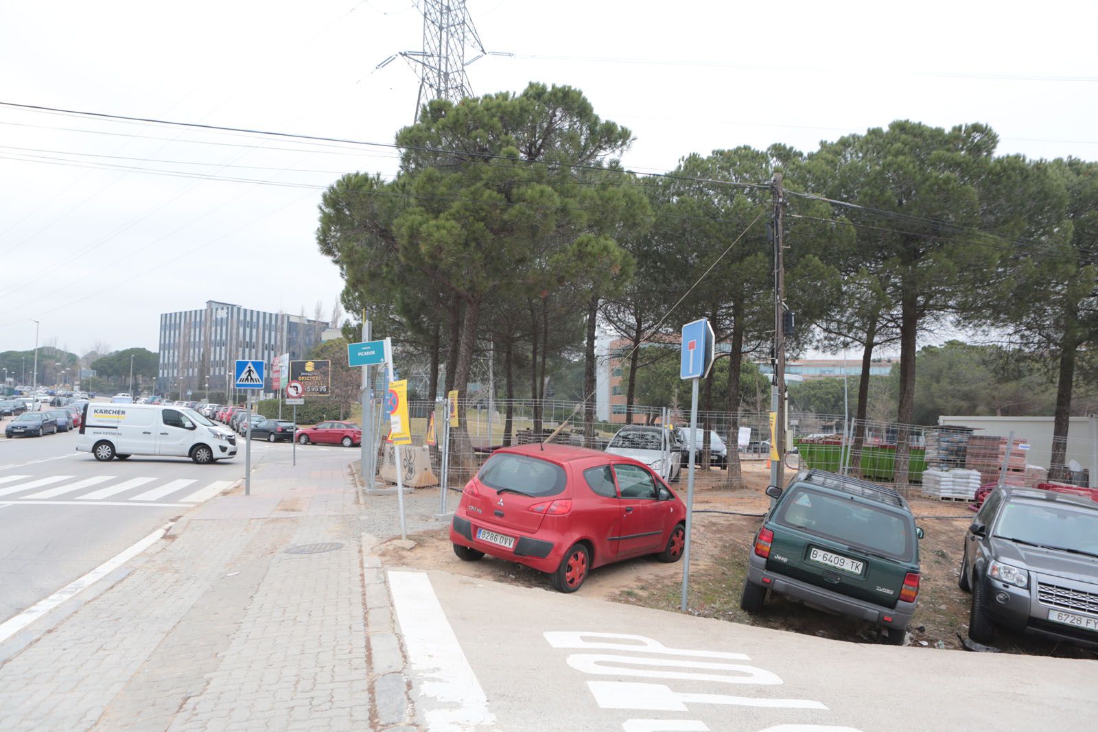 L'aparcament a Can Sant Joan és caòtic FOTO: Artur Ribera