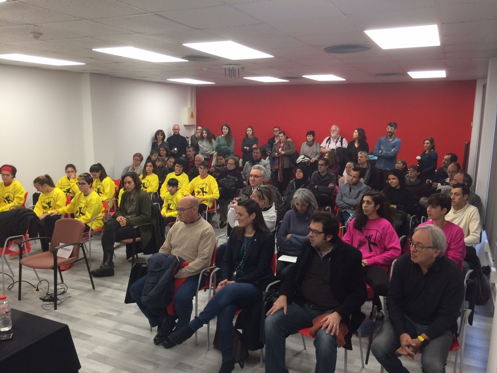 L'aula on s'ha fet la presentació s'ha quedat petita. FOTO: Àlex López Puig