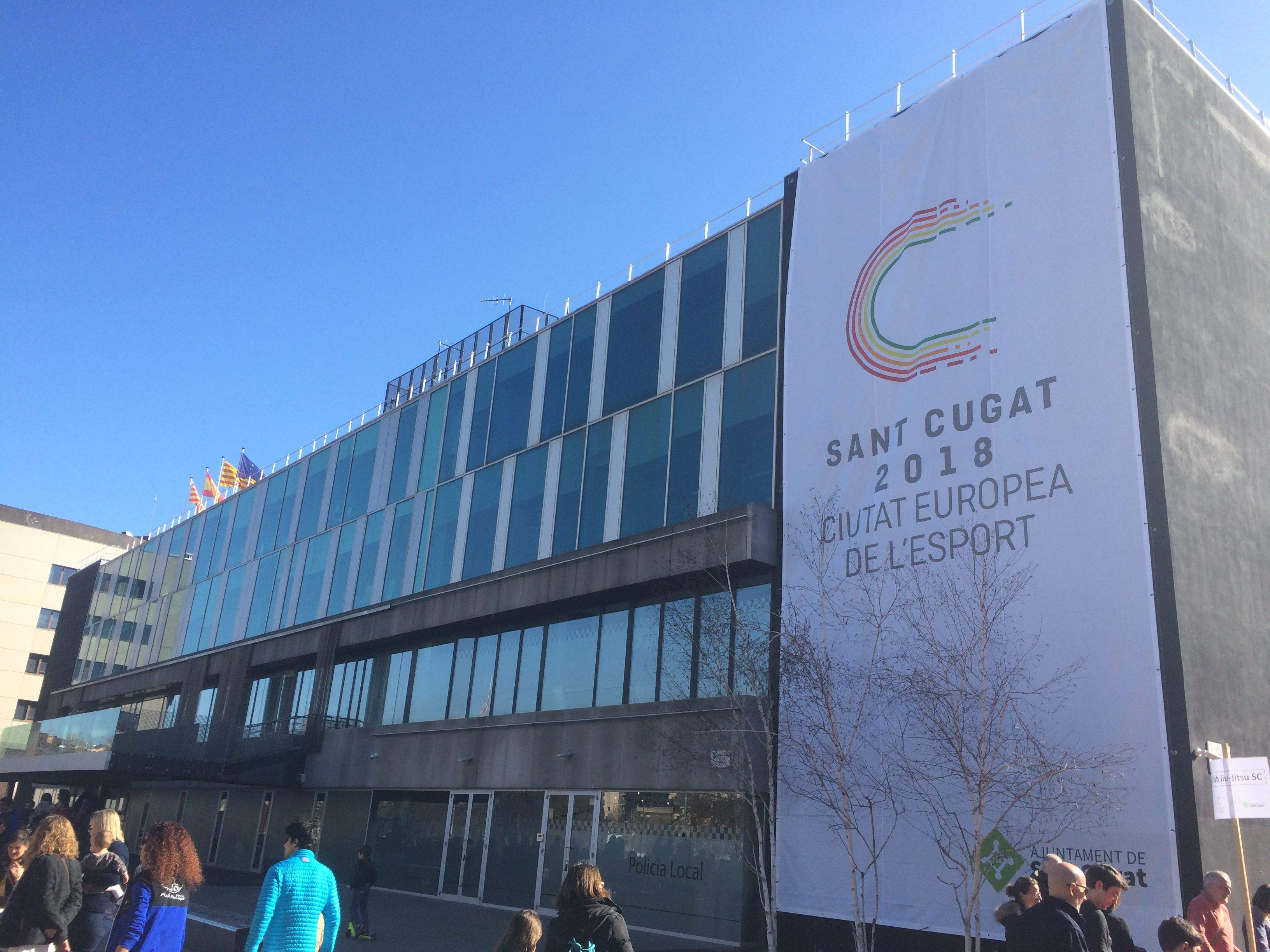 L'Ajuntament llueix una pancarta amb Sant Cugat Ciutat Europea de l'Esport 2018. FOTO: &Agrave;lex L&oacute;pez Puig