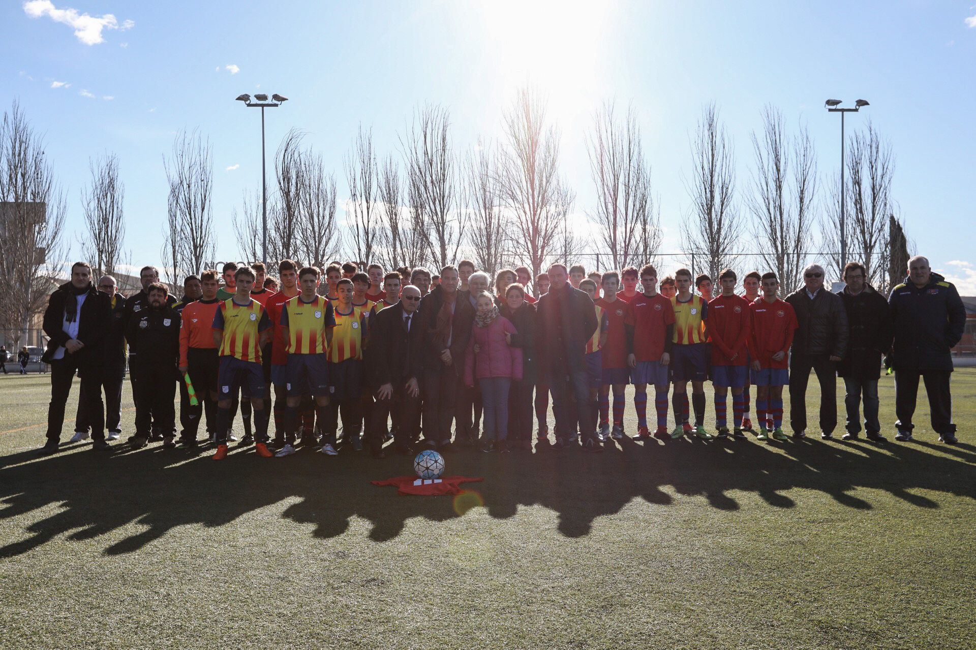 Familiars de l'Àlex García, amb autoritats i els dos equips que han jugat el memorial. FOTO: Lali Puig