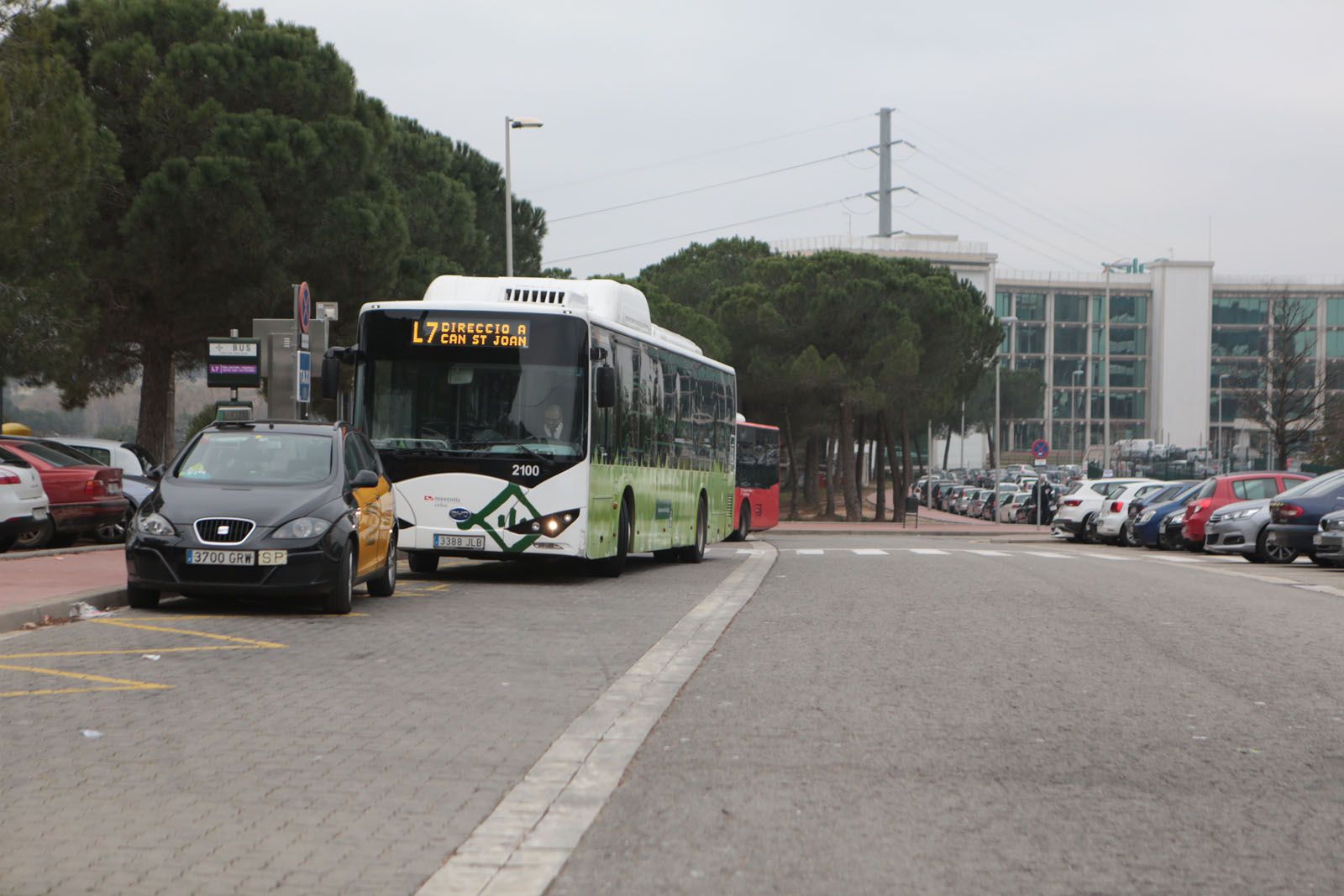 Un autobús a l'estació de Ferrocarrils de la Generalitat de Can Sant Joan FOTO: Artur Ribera
