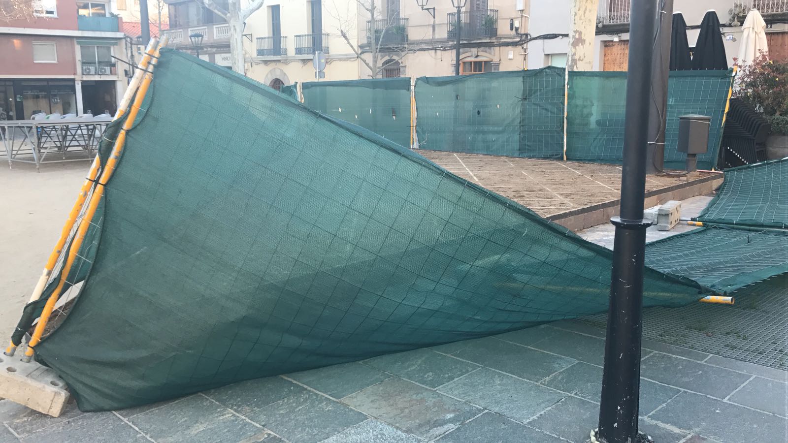 Desperfectes ocasionats pel vent el 2 de març, a la plaça de Barcelona FOTO: TOT Sant Cugat