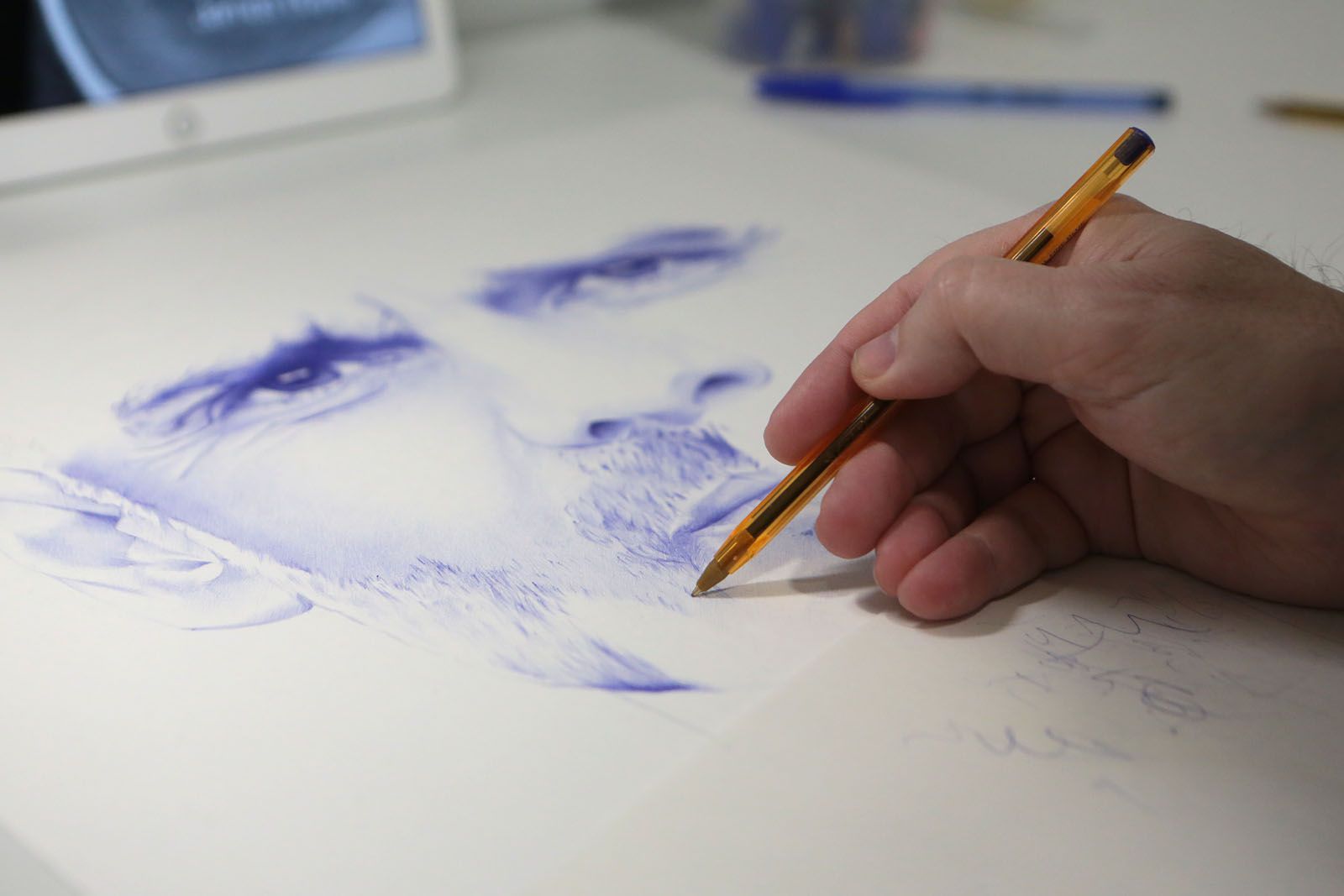 Realitzant un dibuix amb bolígraf. FOTO: Artur Ribera. 