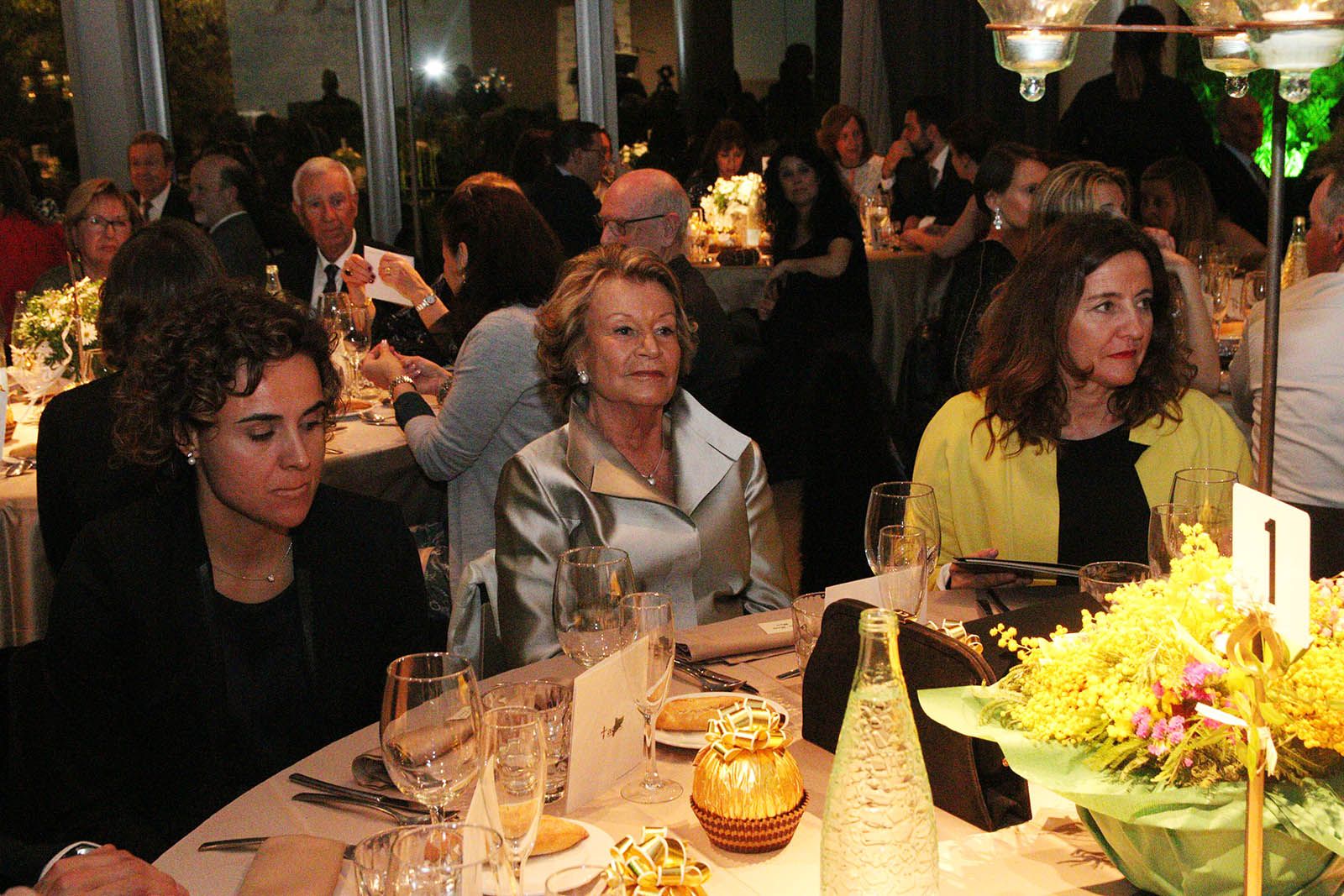 La ministra de Sanitat, la presidenta de la junta local de l'Associaci&oacute; Espanyola Contra el C&agrave;ncer i l'alcaldessa de Sant Cugat FOTO: Lali &Aacute;lvarez