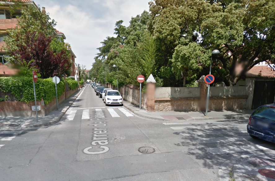 Imatge del carrer de Pahissa. La finca que va cantonada de la dreta és la que es convertirà en un espai públic FOTO: Google Maps
