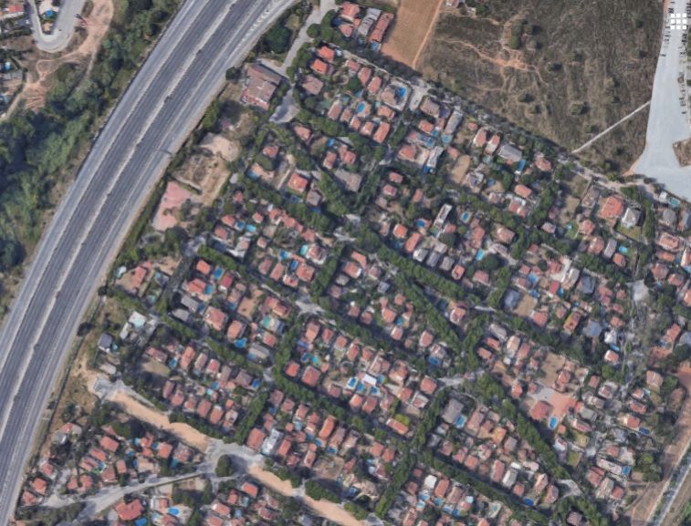 Vista de satèl·lit del barri de Mas Gener i l'autopista AP-7 FOTO: Google Maps