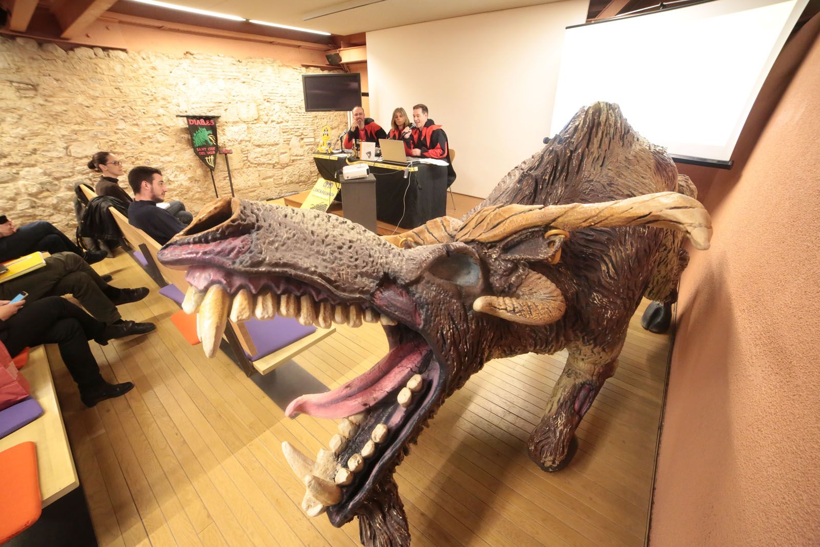 La festa s'ha presentat al claustre del Monestir. FOTO: Artur Ribera La festa s'ha presentat al claustre del Monestir. FOTO: Artur Ribera