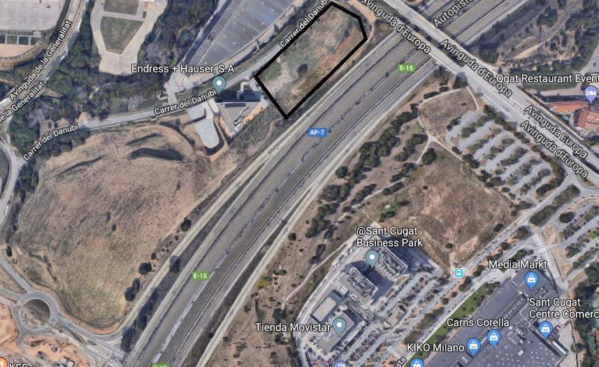 Imatge de la zona. El perímetre de color negre és on anirà l'hotel. A l'esquerra, la sortida de l'autopista a la carretera de Rubi, on s'han de preveure dos carrils FOTO: Google Maps