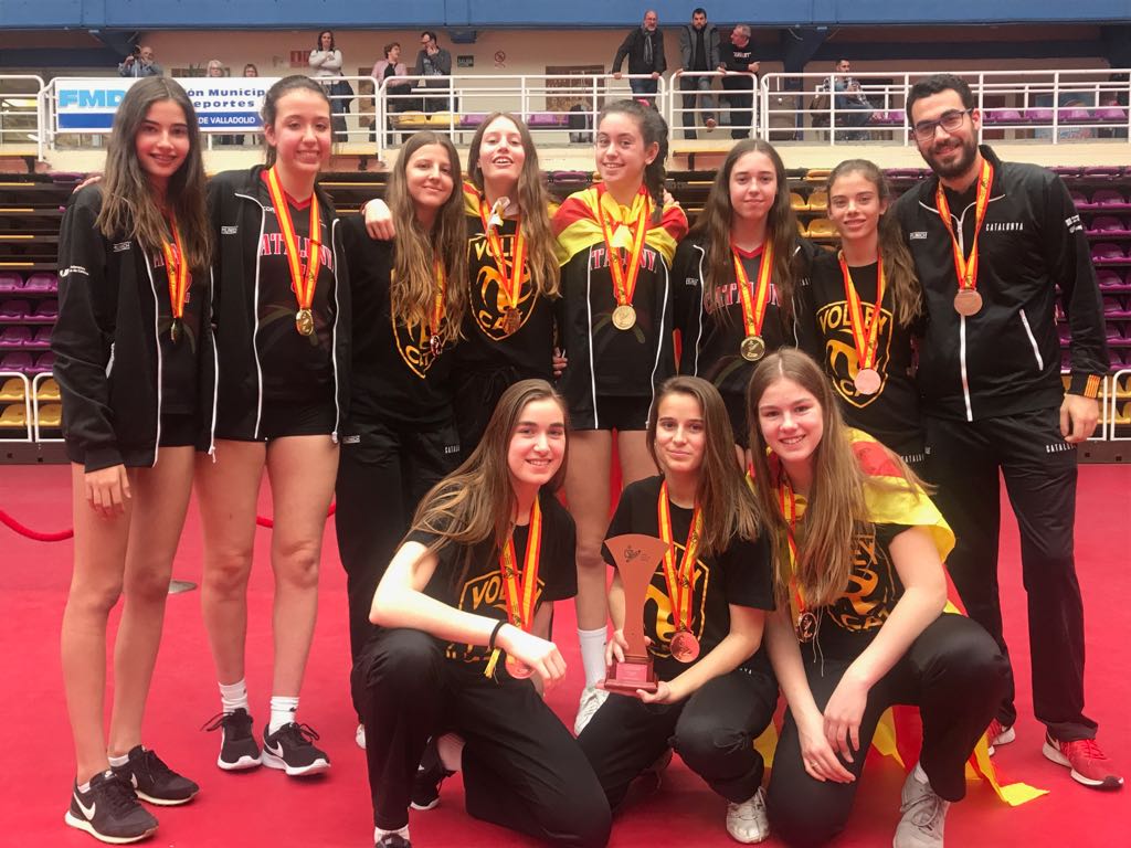 La selecció catalana cadet femenina, amb 6 jugadores del DSV CV Sant Cugat i el tècnic Joshua Pérez, tercera a l'estatal. FOTO: DSV CVSC