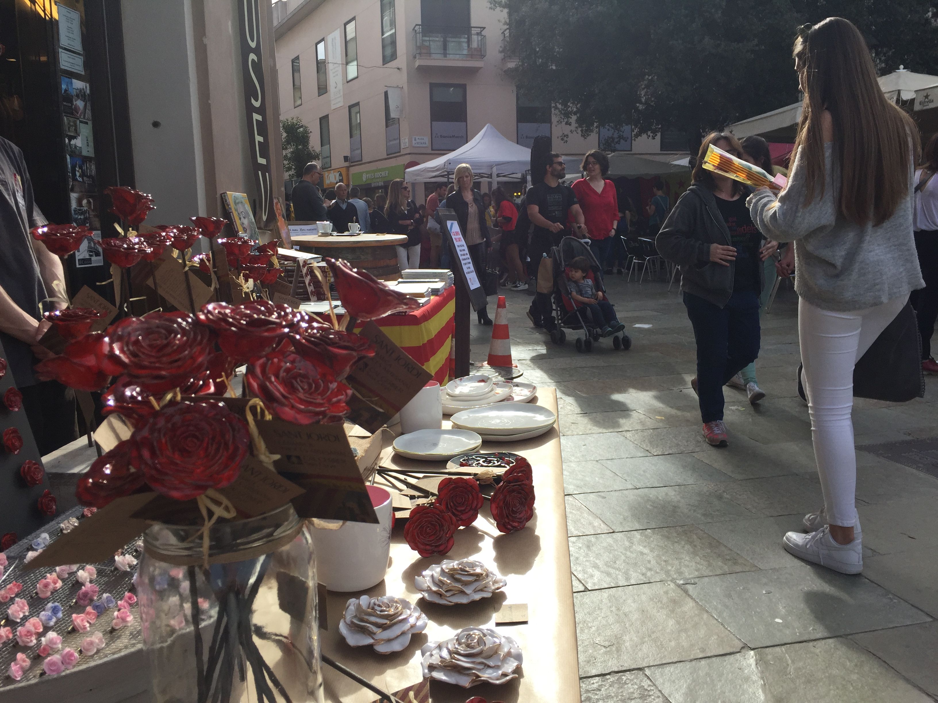 Roses de tota mena han cobert els carrers de Sant Cugat. FOTO: Toni Alfaro. 