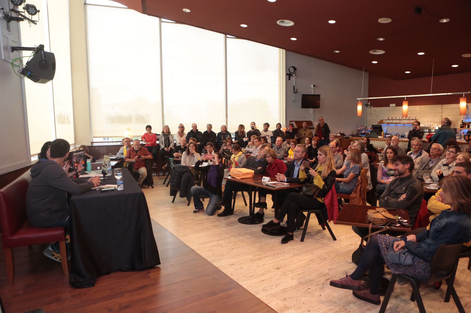 Un centenar de persones han assistit a l'acte al Cafè Auditori. FOTO: Artur Ribera Un centenar de persones han assistit a l'acte al Cafè Auditori. FOTO: Artur Ribera