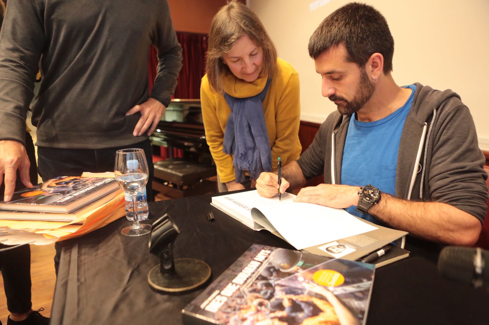 Borràs ha signat els llibres dels assistents. FOTO: Artur Ribera Borràs ha signat els llibres dels assistents. FOTO: Artur Ribera