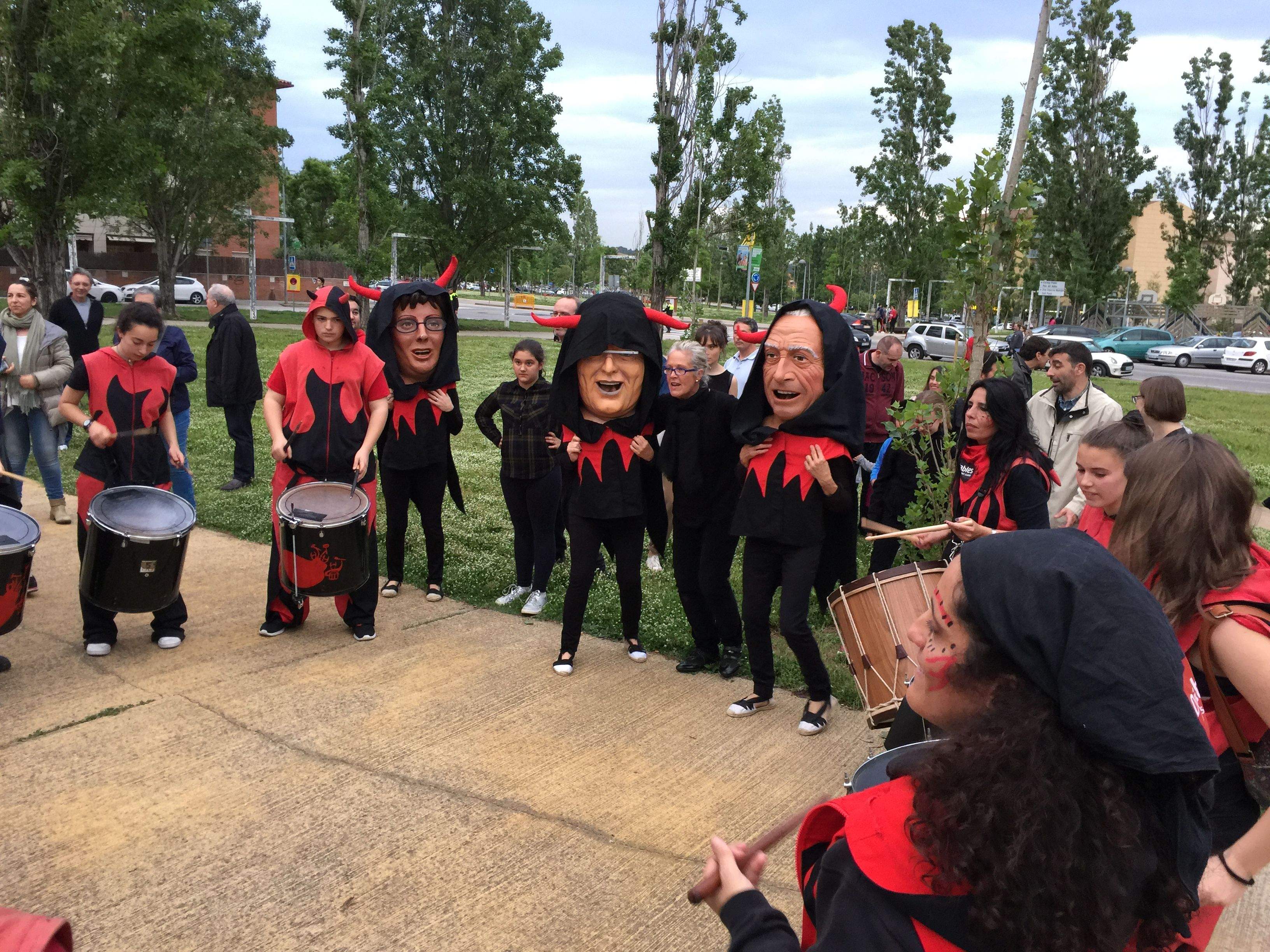 Tabalers i Caparrots encapçalaven la cercavila. FOTO: C. Caballé