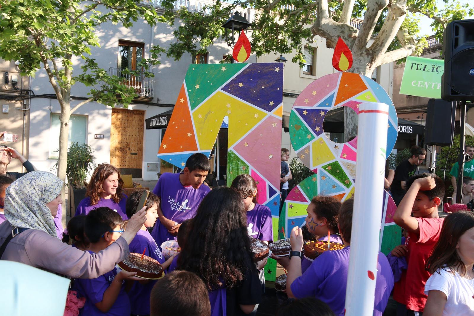 Unes grans "espelmes" han decorat el past&iacute;s per l'aniversari del Centre Obert. FOTO: Lali &Aacute;lvarez. 