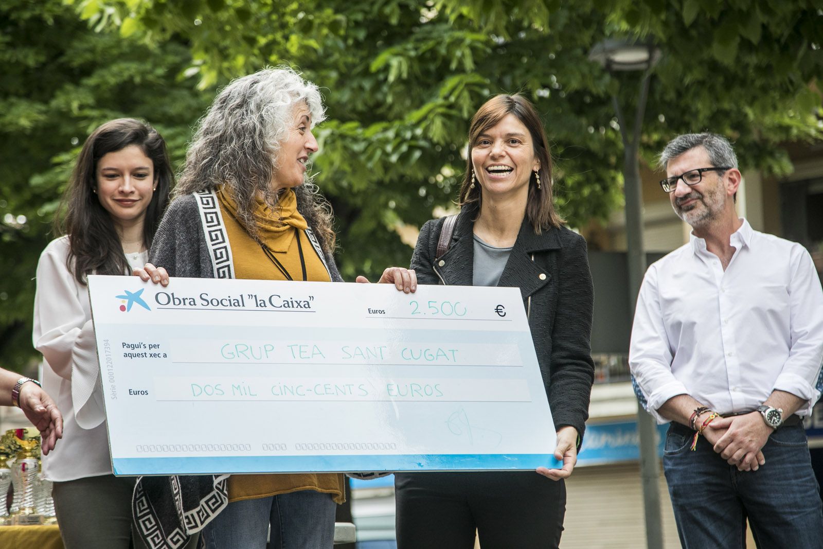 S'ha lliurat el xec de 2.500 euros al grup TEA. FOTO: Lali Puig S'ha lliurat el xec de 2.500 euros al grup TEA. FOTO: Lali Puig